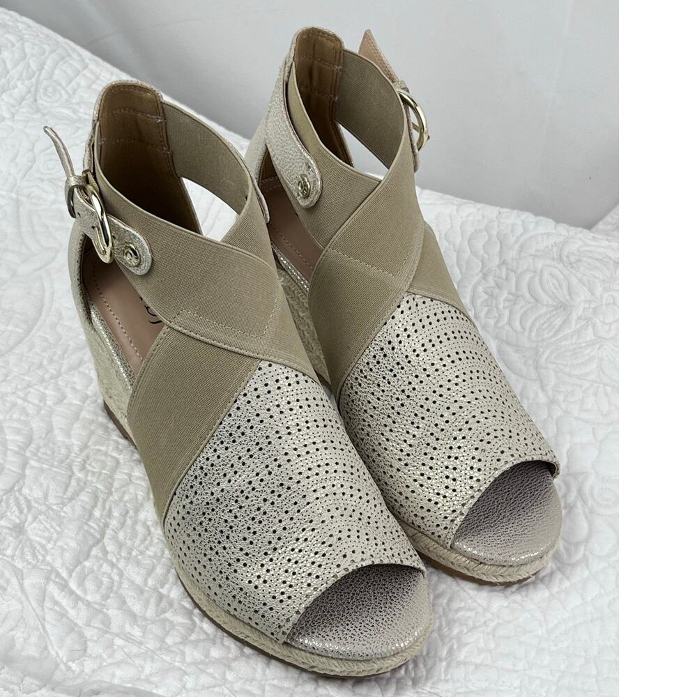 NWOB NYDJ Women 7.5 Gold Charisma Wedge Heel Summer Sandal NEW